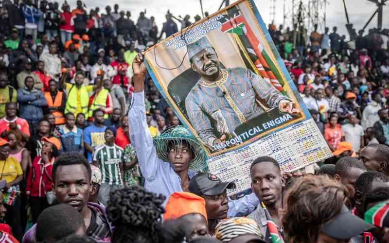 Drama as governor bodyguard is robbed of his pistol at Raila burial event in Bondo