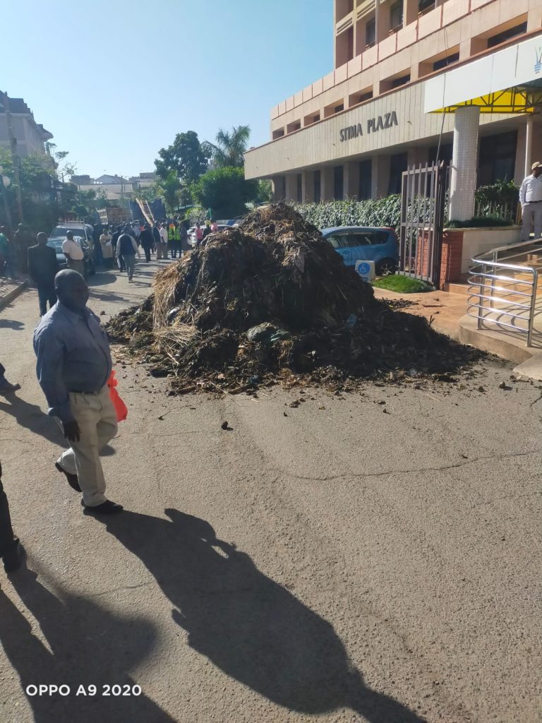 Chaos As Nairobi County Government Clamps KPC Vehicles, Dump Garbage Over Power Cuts