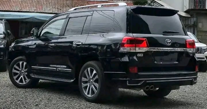 8 police officers arrested over theft of Land Cruiser in parking yard in Kisumu