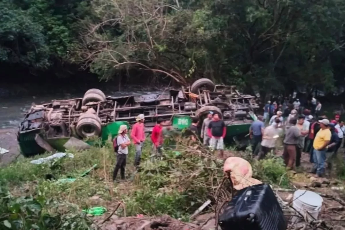 At least 10 killed, 32 injured in bus crash in Eastern Mexico