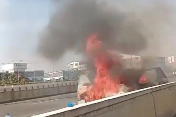 Traffic snarls on Nairobi expressway after range rover catches fire near Mlolongo