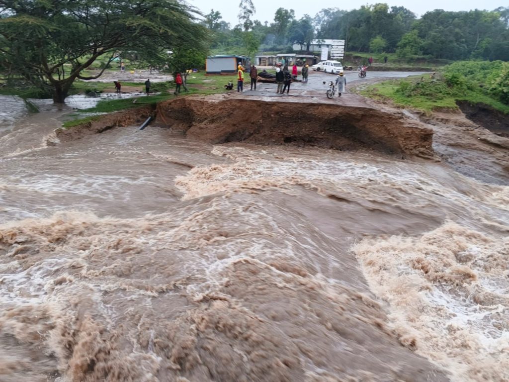 Motorists stranded as floods sweep away Mogor Bridge on Kilgoris–Lolgorian highway, police confirm road impassable