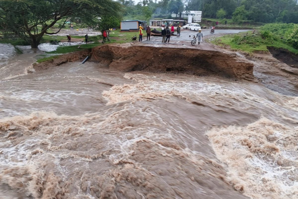 Motorists stranded as floods sweep away Mogor Bridge on Kilgoris–Lolgorian highway, police confirm road impassable