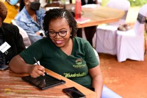 Kenyans maul Vihiga Woman Rep Aspirant Amakove Wala for trying to sell FB group at Sh15 million