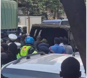 Gang breaks into car and steal Sh450,000 after owner leaves bank in Changamwe, Mombasa